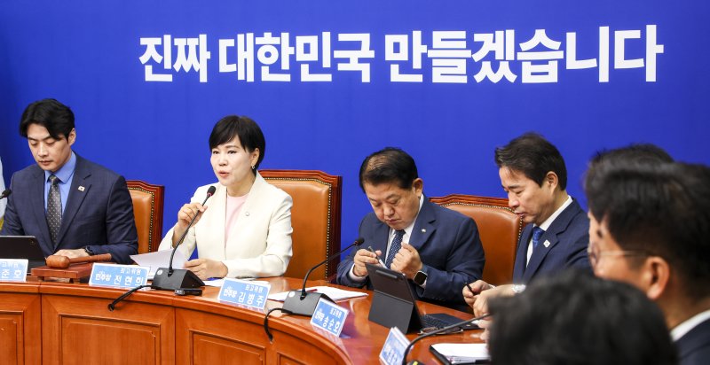 [서울=뉴시스] 김금보 기자 = 전현희 더불어민주당 최고위원이 25일 오전 서울 여의도 국회에서 열린 최고위원회의에서 발언하고 있다. 2025.06.25. kgb@newsis.com
