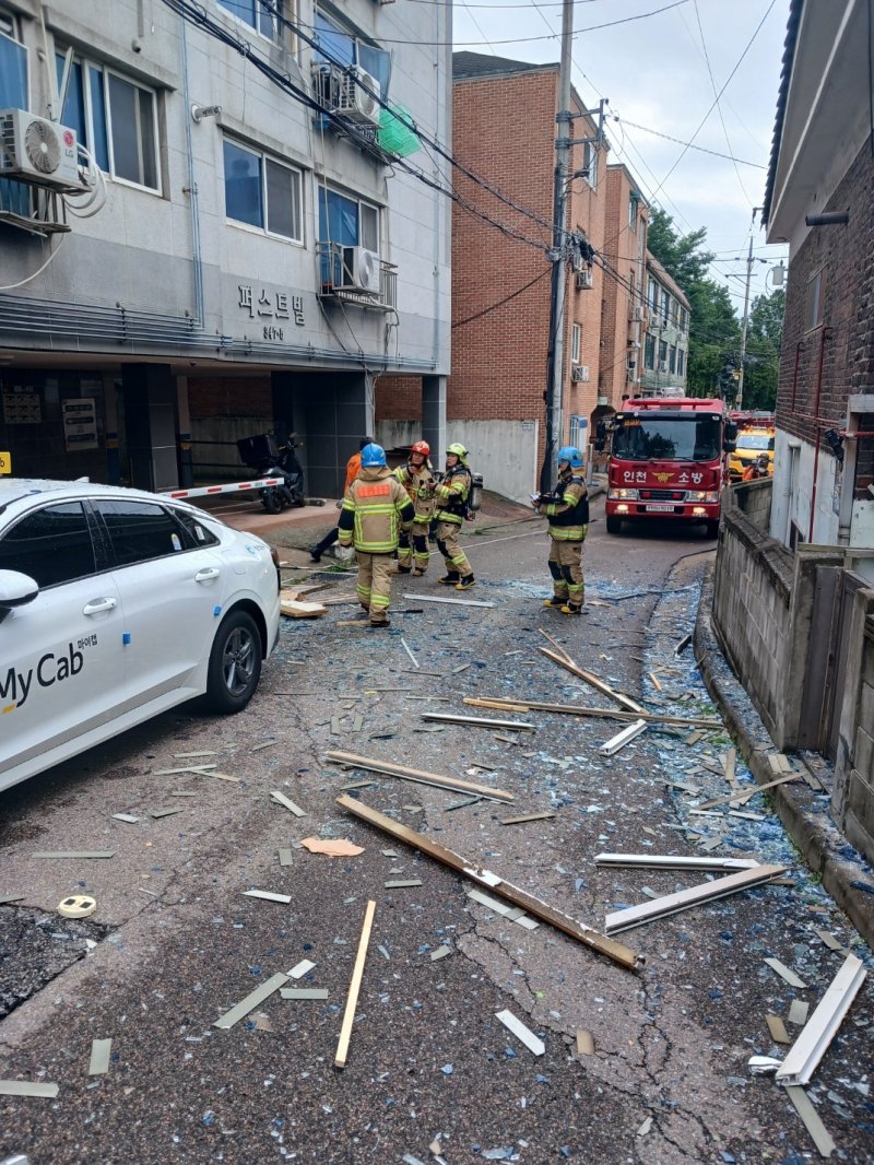 25일 오전 9시 59분쯤 인천시 미추홀구 한 빌라 3층에서 폭발 추정 사고가 발생했다.(인천소방본부 제공. 재배포 및 DB금지)2025.6.25/뉴스1