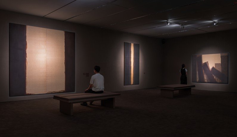 사운드와 향기로 더욱 몰입감을 높인 윤형근 작가의 방. *재판매 및 DB 금지