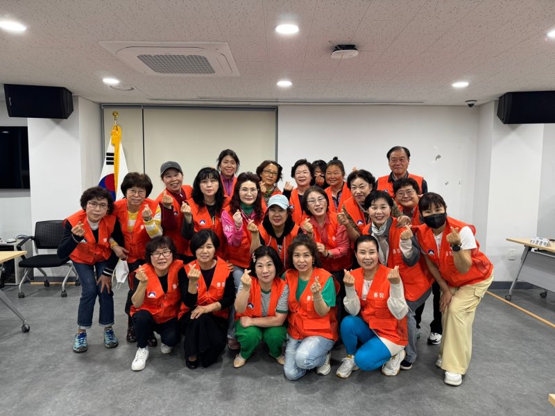 [서울=뉴시스] 도봉구 통장들이 직무 카지노사이트 주소을 입고 단체 사진을 찍고 있다. 2025.06.25. (사진=도봉구 제공) *재판매 및 DB 금지