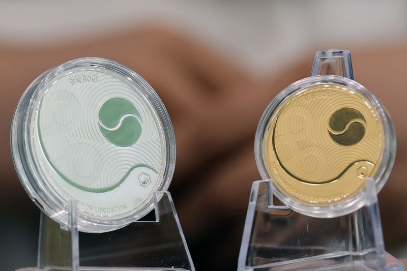 한국조폐공사가 25일 서울 마포구 한국조폐공사 서울사옥 화폐제품 판매관에서 '광복 80년 기념메달'을 공개하고 있다. 대한민국 광복 80년을 기념해 제작된 메달은 오는 30일부터 7월 11일까지 선착순 예약판매한다. 사진=서동일 기자