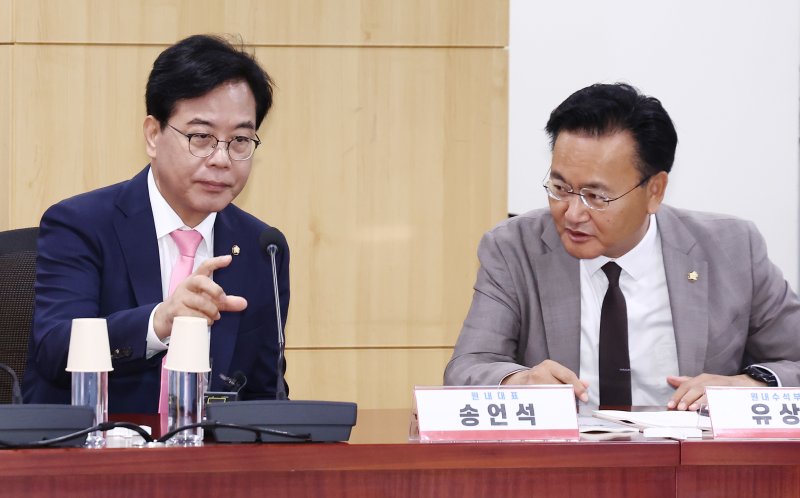 국민의힘 바카라사이트 장난감 원내대표와 유상범 원내수석부대표가 25일 오전 서울 여의도 국회 의원회관에서 열린 '검수완박 시즌2 : 국가수사위원회가 통제하는 수사체계의 문제점'에서 대화하고 있다. 2025.6.25/바카라사이트 장난감1 ⓒ News1 김민지 기자
