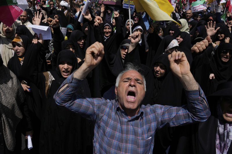 [테헤란=AP/뉴시스] 지난 20일(현지 시간) 이란 테헤란에서 금요 예배를 마친 시민들이 이스라엘의 공습을 규탄하는 구호를 외치고 있다. 2025.06.25.