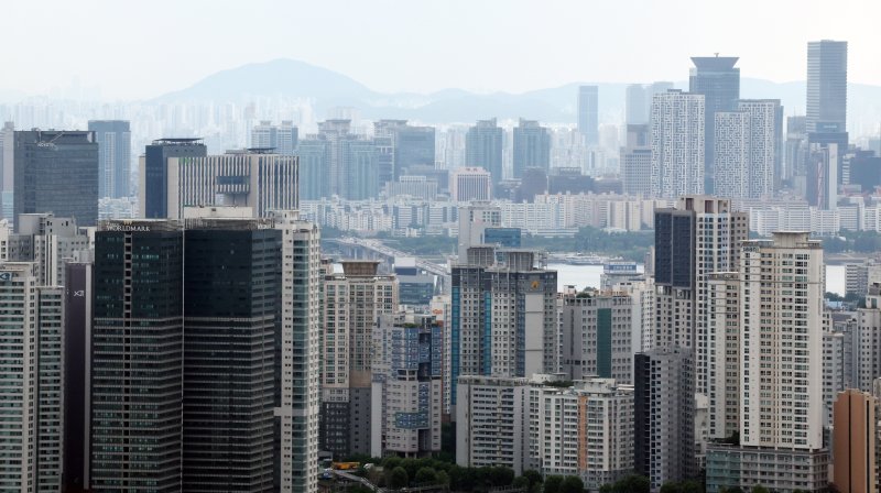 [서울=뉴시스] 조성우 기자 = 19일 서울 남산에서 바라본 서울 용산, 마포구 일 아파트의 모습. 2025.06.19. xconfind@newsis.com