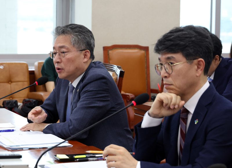 [서울=뉴시스] 고승민 기자 = 2스피드 바카라사이트 서울 여의도 국회에서 열린 제416회 국회(임시회) 환경노동위원회 제1차 전체회의에서 김민석 고용노동부 장관 직무대행이 의원 질의에 답하고 있다. 2025.06.25. kkssmm99@newsis.com