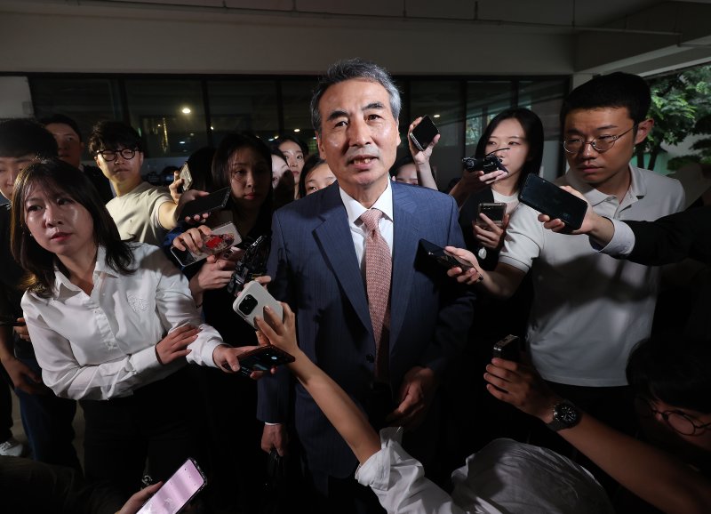 [서울=뉴시스] 이영환 기자 = 김건희 여사 의혹을 수사하는 민중기 특별검사가 25일 오전 서울 서초구의 사무실로 출근하고 있다. 2025.06.25. 20hwan@newsis.com