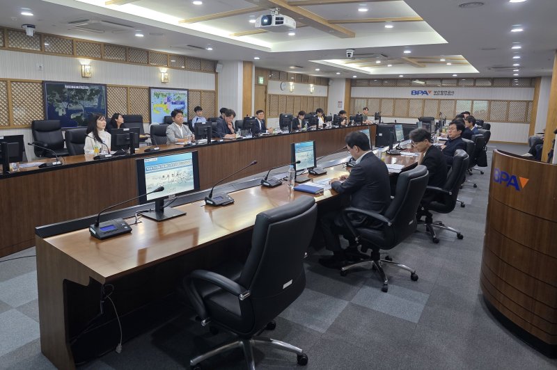 [부산=뉴시스] 24일 바카라사이트 아벤카지노만공사는 바카라사이트 아벤카지노 탄소중립 종합계획 수정 및 사업화 전략 수립 용역 착수 보고회를 진행하고 있다. (사진=바카라사이트 아벤카지노만공사 제공) 2025.06.25. photo@newsis.com *재판매 및 DB 금지
