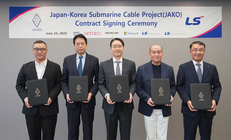 지난 24일 서울 용산구 LS용산타워에서 개최된 한일 해저통신망 구축 프로젝트(JAKO) 컨소시엄 측과 LS전선이 업무 협약식을 개최, 기념촬영을 하고 있다. 왼쪽부터 이한욱 아마존웹서비스(AWS) APAC 백본 총괄, 다츠야 아베 아르테리아 네트웍스 대표, 한윤재 드림라인 대표, 스탠리 임 마이크로소프트 상무, 주완섭 LS전선 통신·산업솔루션사업본부장(전무). LS전선 제공