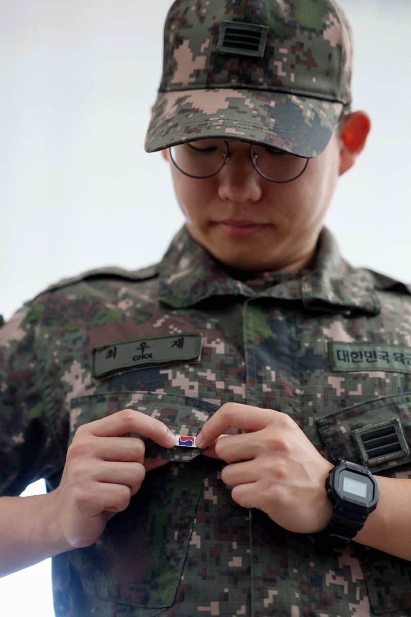 [서울=뉴시스] 김진아 기자 = 25일 서울 용산구 서울역 대합실에서 진행된 보훈부와 한화, 6·25전쟁 75주년 기념 '121723 끝까지 찾아야 할 태극기' 캠페인에서 군 장병들이 태극기 배지를 달고 있다. 보훈부는 6·25전쟁 75주년 계기 한화의 K9 자주포 철로 지금까지 돌아오지 못한 국군 전사자 121,723명의 호국영웅을 상징하는 12만 1,723개의 고유번호가 부여된 태극기 배지를 제작, 무료 배포했다. 2025.06.25. bluesoda@newsis.com