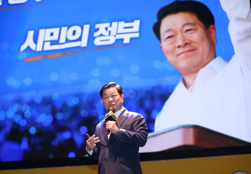 박승원 광명시장이 제6회 자치분권 포럼 '자치분권 아리랑'에서 발표하고 있다. 광명시 제공