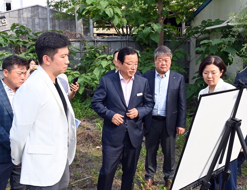 지난달 21일 오후 유승민 대한체육회장(왼쪽 두 번째 부터)과 이현재 하남시장이 6년째 방치된 하남시 신장동 체육용지(신장테니스장)를 찾아 현장을 둘러보고 있다. 하남시 제공