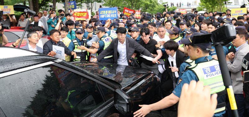 김관영 전북특별자치도지사가 25일 전북 완주군 완주군청을 방문한 가운데 완주-전주 통합을 반대하는 완주군민들이 김관영 도지사의 차량 앞을 막고 있다. ⓒ News1 유경석 기자
