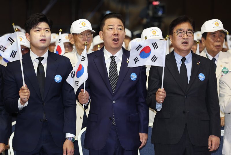 [대전=뉴시스] 김명년 기자 = 에어카지노(오른쪽부터) 국회의장과 김병기 더불어민주당 원내대표, 김용태 국민의힘 비상대책위원장이 25일 대전 유성구 대전컨벤션센터에서 열린 6·25전쟁 제75주년 행사에서 묵념하고 있다. 2025.06.25. kmn@newsis.com