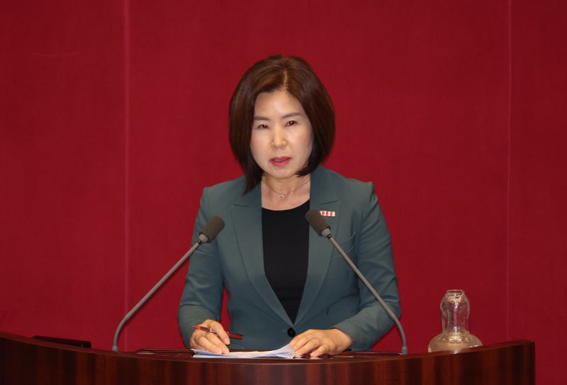 [서울=뉴시스] 고승민 기자 = 룰렛 국민의힘 의원이 지난해 9월12일 서울 여의도 국회에서 열린 제418회국회(정기회) 제7차 본회의 대정부질문(교육·사회·문화)에서 질의하고 있다.2024.09.12. kkssmm99@newsis.com