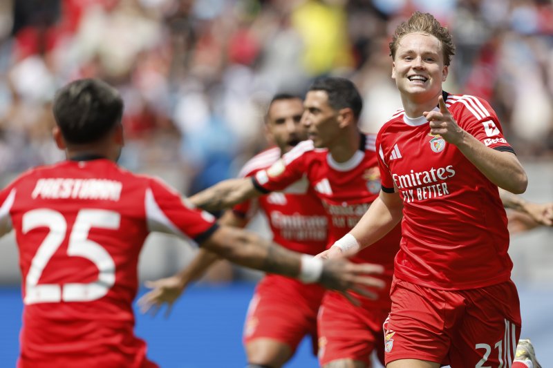 [샬럿=AP/뉴시스] 벤피카(포르투갈)의 안드레아스 시엘데루프(오른쪽)가 24일(현지 시간) 미 노스캐롤라이나주 샬럿의 뱅크 오브 아메리카 스타디움에서 열린 2025 국제축구연맹(FIFA) 클럽 월드컵 조별리그 C조 3차전 바이에른 뮌헨(독일)과의 경기 전반 13분 선제골을 넣은 뒤 환호하고 있다. 벤피카는 뮌헨에 1-0 승리를 거두고 2승 1무로 조 1위를 기록하며 16강에, 뮌헨은 2승 1패, 조 2위로 16강에 올랐다. 2025.06.25.