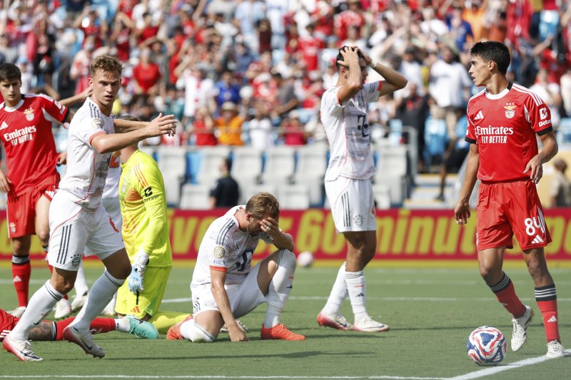 [샬럿=AP/뉴시스] 바이에른 뮌헨(독일)의 해리 케인(가운데)이 24일(현지 시간) 미 노스캐롤라이나주 샬럿의 뱅크 오브 아메리카 스타디움에서 열린 2025 국제축구연맹(FIFA) 클럽 월드컵 조별리그 C조 3차전 벤피카(포르투갈)와 경기 중 기회를 놓치고 아쉬워하고 있다. 벤피카가 뮌헨에 1-0 승리를 거두고 2승 1무로 조 1위를 기록하며 16강에, 뮌헨은 2승 1패, 조 2위로 16강에 올랐다. 2025.06.25.