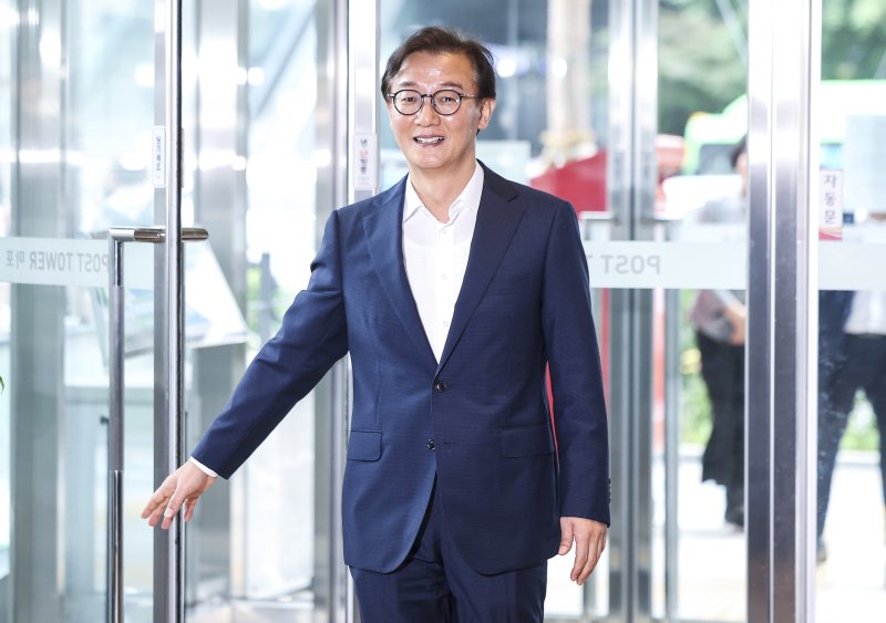 [서울=뉴시스] 김선웅 기자 = 전재수 해양수산부 장관 후보자가 25일 서울 마포구 포스트타워 마포에 마련된 인사청문회 준비 사무실로 출근하고 있다. 2025.06.25. mangusta@newsis.com