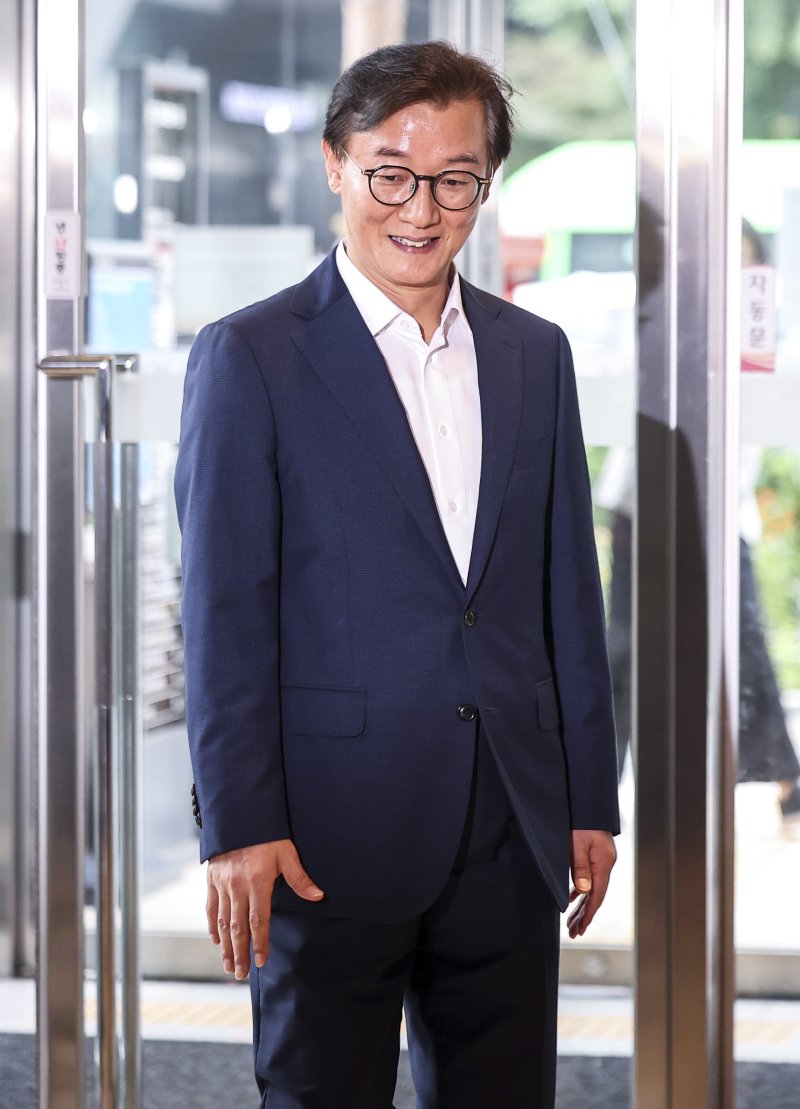 [서울=뉴시스] 김선웅 기자 = 전재수 해양수산부 장관 후보자가 25일 서울 마포구 포스트타워 마포에 마련된 인사청문회 준비 사무실로 출근하고 있다. 2025.06.25. mangusta@newsis.com