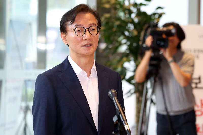 [서울=뉴시스] 김선웅 기자 = 전재수 해양수산부 장관 후보자가 25일 서울 마포구 포스트타워 마포에 마련된 인사청문회 준비 사무실로 출근하며 취재진과 만나 질의응답을 하고 있다. 2025.06.25. mangusta@newsis.com