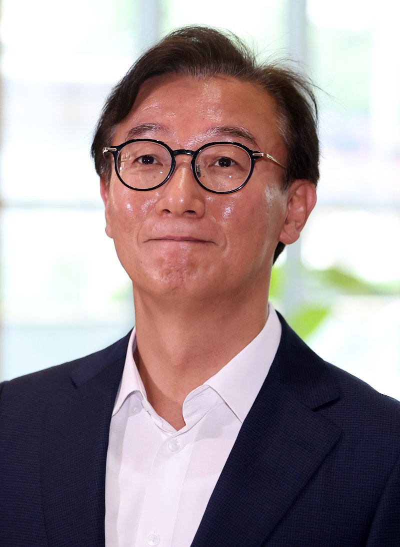 [서울=뉴시스] 김선웅 기자 = 전재수 해양수산부 장관 후보자가 25일 서울 마포구 포스트타워 마포에 마련된 인사청문회 준비 사무실로 출근하고 있다. 2025.06.25. mangusta@newsis.com