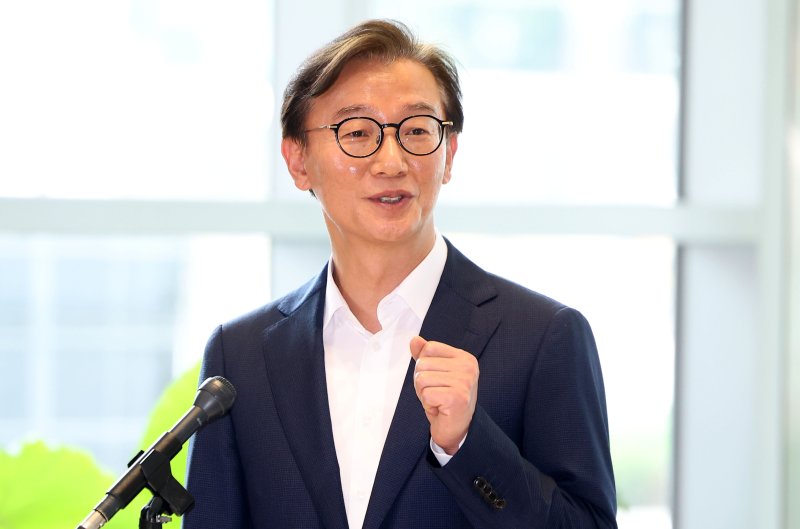 [서울=뉴시스] 김선웅 기자 = 전재수 해양수산부 장관 후보자가 25일 서울 마포구 포스트타워 마포에 마련된 인사청문회 준비 사무실로 출근하며 취재진과 만나 질의응답을 하고 있다. 2025.06.25. mangusta@newsis.com