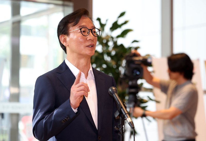 [서울=뉴시스] 김선웅 기자 = 전재수 해양수산부 장관 후보자가 25일 서울 마포구 포스트타워 마포에 마련된 인사청문회 준비 사무실로 출근하며 취재진과 만나 질의응답을 하고 있다. 2025.06.25. mangusta@newsis.com