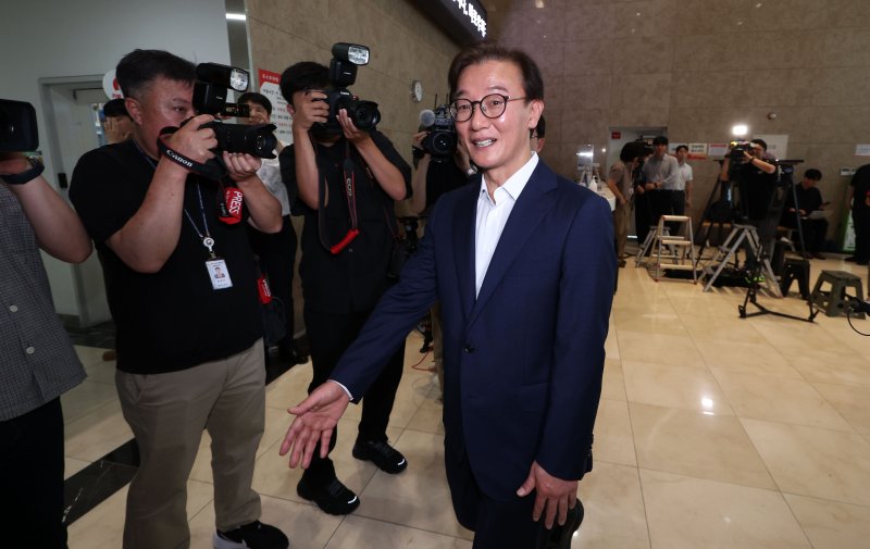 [서울=뉴시스] 김선웅 기자 = 전재수 해양수산부 장관 후보자가 25일 서울 마포구 포스트타워 마포에 마련된 인사청문회 준비 사무실로 출근하고 있다. 2025.06.25. mangusta@newsis.com