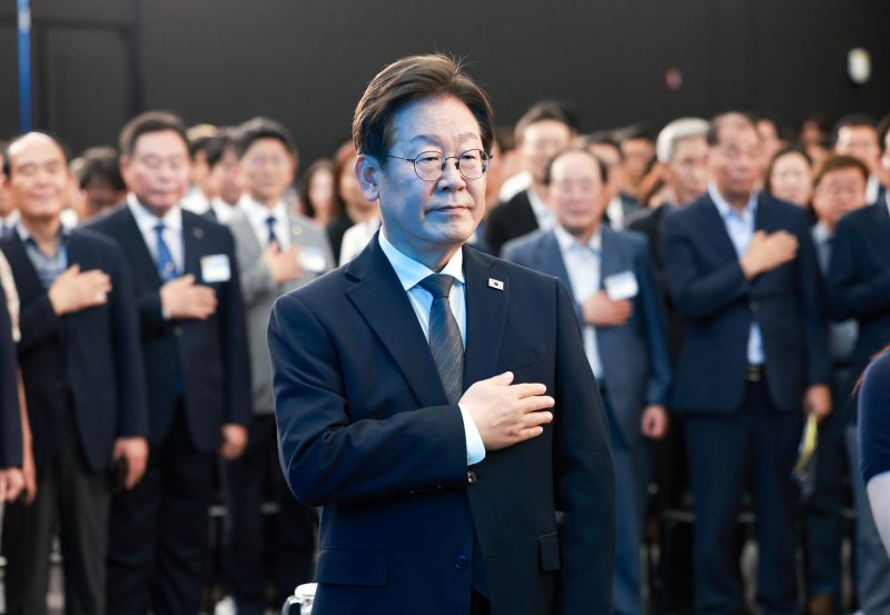 이재명 바카라 온라인이 25일 바카라 온라인 국립 아시아문화전당에서 열린 바카라 온라인시민, 전남도민 타운홀미팅에서 국기에 경례를 하고 있다. 사진=뉴시스