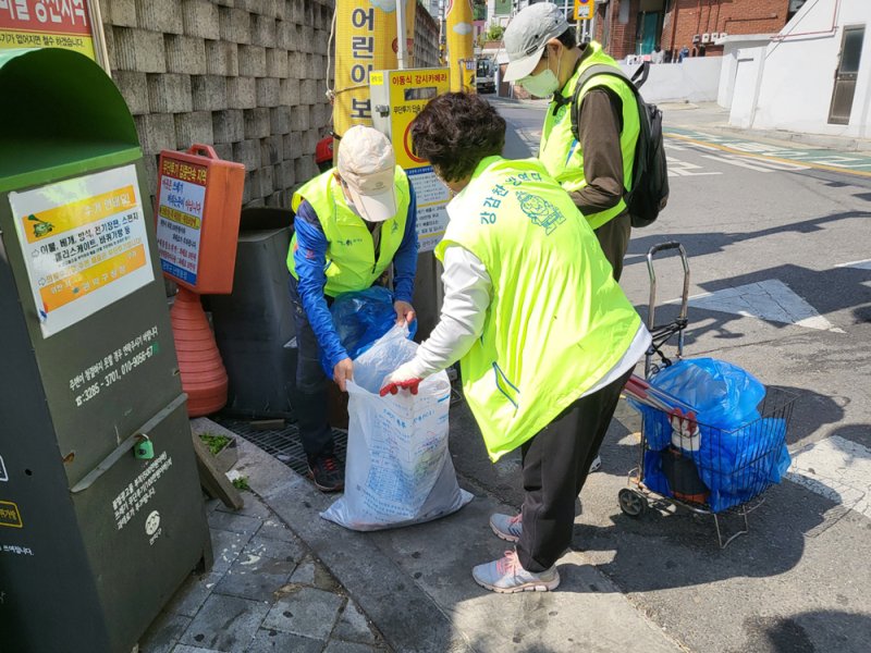 동 환경 정비 업무를 맡은 강감찬 메이저 바카라사이트 주사위형 민생안정일자리 참여자들.(메이저 바카라사이트 주사위청 제공)