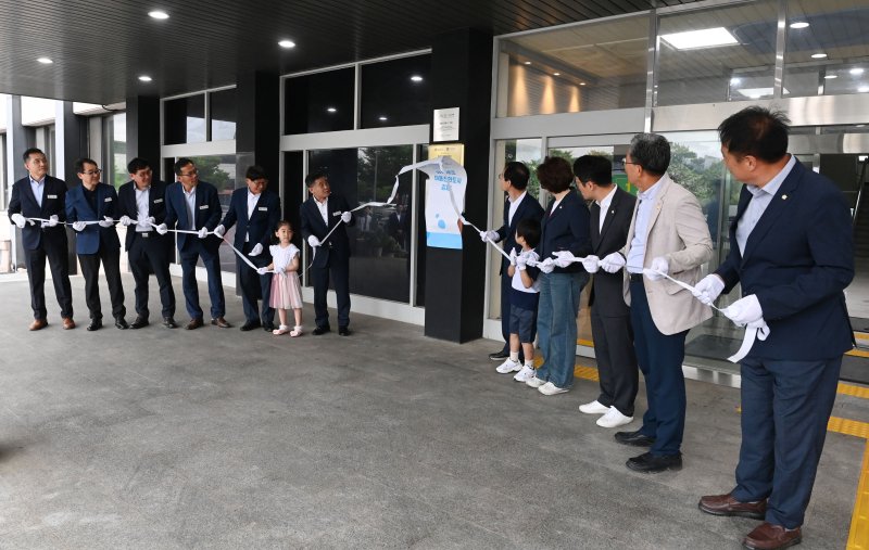김제시가 25일 시청 본관 앞에서 메이저 바카라사이트 주사위 메이저 바카라사이트 주사위 현판 제막식을 갖고 있다.(김제시 제공. 재판매 및 DB금지)