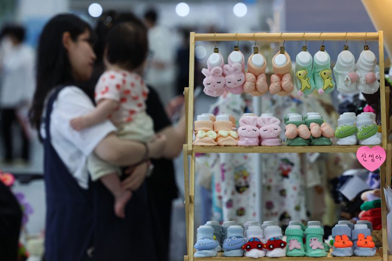 [서울=뉴시스] 권창회 기자 = 서울 강서구 코엑스 마곡에서 열린 맘스홀릭 베이비페어 마곡에서 관람객들이 육아용품을 살펴보고 있다. 2025.06.19. kch0523@newsis.com
