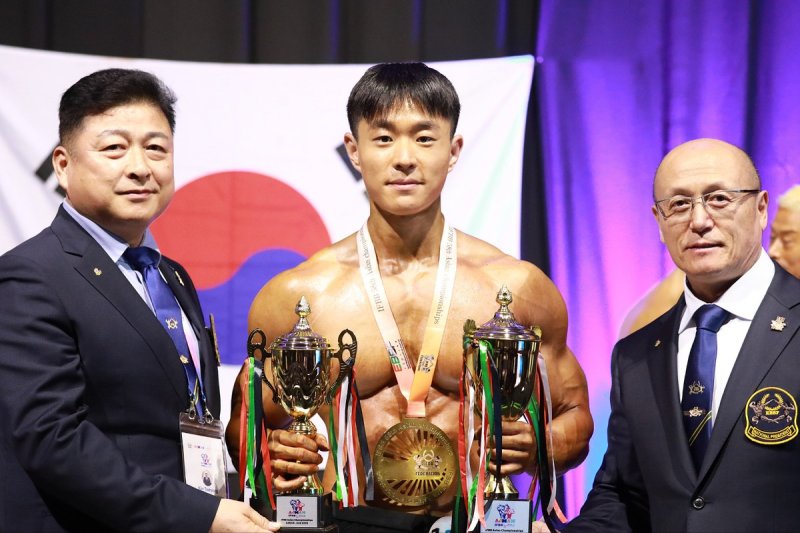 [광주=뉴시스] 바카라 룰학교 융합식품바이오공학과 식품공학전공 박사과정에 재학 중인 송시훈(사진 가운데)씨. (사진 제공 = 바카라 룰학교). 2025.06.25. photo@newsis.com *재판매 및 DB 금지