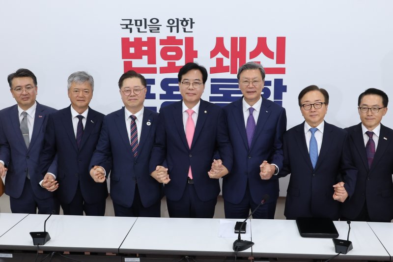 국민의힘 송언석 원내대표(오른쪽 네 번째)가 25일 서울 여의도 국회에서 열린 경제6단체 부회장단과의 면담에 앞서 기념촬영 하고 있다. 연합뉴스