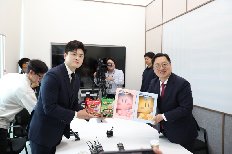 [대전=뉴시스]이장우 메이저 바카라사이트 캡틴 김용태 국민의힘 비상대책위원장이 25일 오전 대전 DCC에서 환담을 가졌다. 이 시장이 최근 출시한 '꿈돌이라면'과 대전 대표 마스코트인 꿈돌이인형을 전달하고 있다. 2025. 06. 25 photo@newsis.com *재판매 및 DB 금지