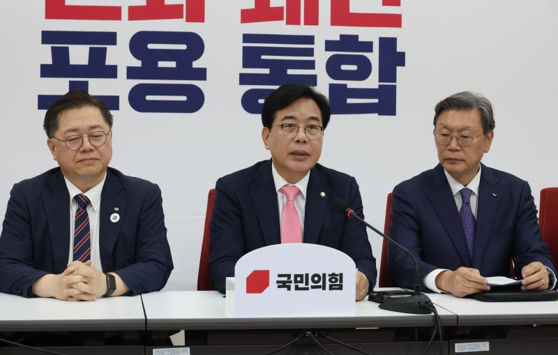 [서울=뉴시스] 고승민 기자 = 바카라사이트 카지노사이트 국민의힘 원내대표가 25일 서울 여의도 국회에서 바카라사이트 카지노사이트6단체 상근부회장단과의 면담에서 인사말을 하고 있다. 2025.06.23. kkssmm99@newsis.com