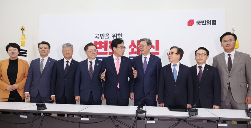 [서울=뉴시스] 고승민 기자 = 바카라사이트 카지노사이트 국민의힘 원내대표가 25일 서울 여의도 국회에서 바카라사이트 카지노사이트6단체 상근부회장단과 기념촬영을 하고 있다. 왼쪽 두번째부터 오기웅 중소기업중앙회 상근부회장, 이인호 한국무역협회 상근부회장, 박일준 대한상공회의소 상근부회장, 바카라사이트 카지노사이트 원내대표, 김창범 한국바카라사이트 카지노사이트인협회 상근부회장, 이동근 한국경영자총협회 상근부회장, 이호준 한국중견기업연합회 상근부회장. 2025.06.23. kkssmm99@newsis.com