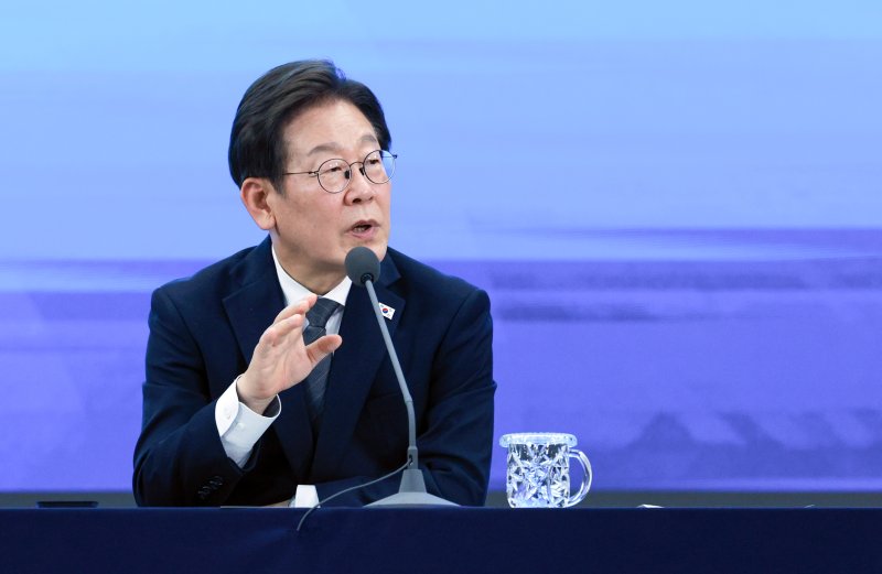 [광주=뉴시스] 고범준 기자 = 이재명 카지노 바카라이 25일 광주 국립아시아문화전당에서 열린 광주시민, 전남도민 타운홀미팅에서 발언하고 있다. 2025.06.25. bjko@newsis.com <저작권자ⓒ 공감언론 뉴시스통신사. 무단전재-재배포 금지. alt=