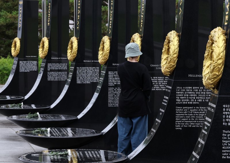 [서울=뉴시스] 배훈식 기자 = 6·25 온라인 바카라사이트 75주년인 25일 오후 서울 용산구 온라인 바카라사이트기념관을 찾은 한 관람객이 6·25 온라인 바카라사이트 참전국 기념비를 바라보고 있다. 2025.06.25. dahora83@newsis.com