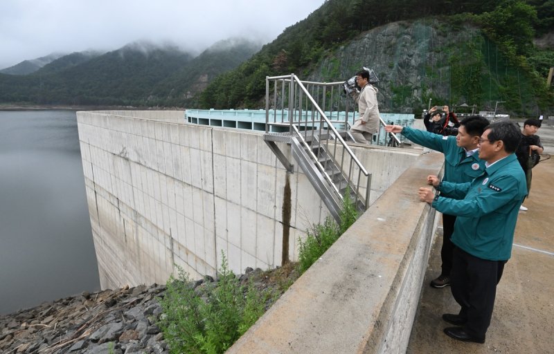 상수원 오봉저수지 방문한 김홍규 강릉시장 (출처=연합뉴스)