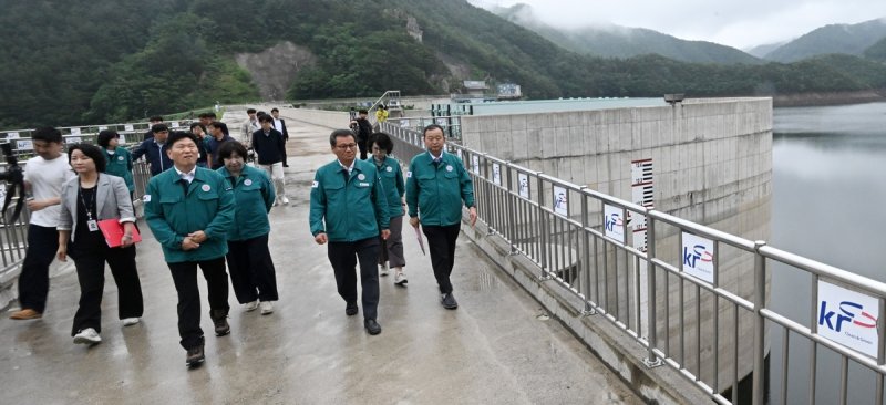 상수원 오봉저수지 방문한 김홍규 강릉시장 (출처=연합뉴스)