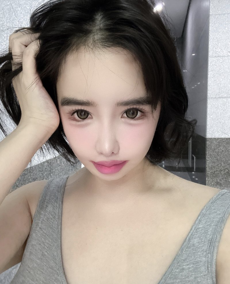 박봄, 필터 논란 해명 후 오버립 "입술 색깔 분홍색"