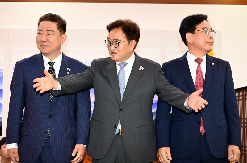 우원식 국회의장이 24일 오전 서울 여의도 국회에서 김병기 더불어민주당 당대표 직무대행 겸 원내대표와 송언석 국민의힘 원내대표와 대화하기에 앞서 기념사진을 찍은 뒤 다른 배석자들도 부르고 있다. (공동취재) 2025.6.24/뉴스1 ⓒ News1 이광호 기자