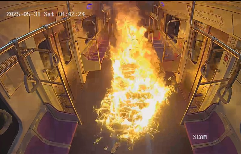 [서울=뉴시스] 지난 달 31일 오전 8시 42분쯤 60대 남성 원 모 씨가 지하철 5호선 여의나루역과 마포역 간 터널 구간을 달리는 열차에 불을 지르고 있다. 서울남부지검 ‘지하철 5호선 방화사건’ 전담수사팀(팀장 손상희 부장검사)은 25일 살인미수 및 현존전차방화치상죄 위반 등 혐의로 원 모 씨를 구속기소했다고 밝혔다.(사진=서울남부지검 제공) 2025.06.25. photo@newsis.com *재판매 및 DB 금지