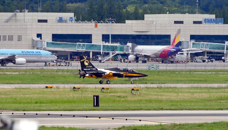 【광주=뉴시스】류형근 기자 = 공군 특수비행팀 블랙 이글스가 8일 오전 광주 광산구 공군제1전투비행단에서 열린 제41회 공군참모총장배 스페이스 챌린지(Space Challenge 2019) 광주·전남 예선대회 축하비행을 한 뒤 착륙하고 있다. 2019.06.08. hgryu77@newsis.com