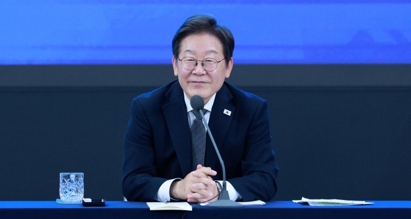 李대통령 "사법고시 부활, 개인적으로는 공감…쉽지 않아"