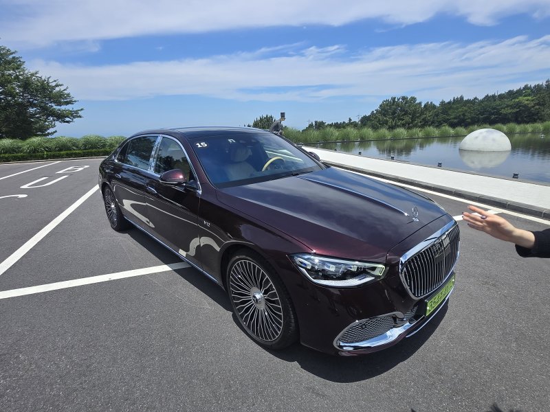 23일 제주에서 촬영한 메르세데스-벤츠 대형 세단 '마이바흐 S 680 4MATIC' 전·측면부 모습. 2025.06.23/뉴스1 김성식 기자