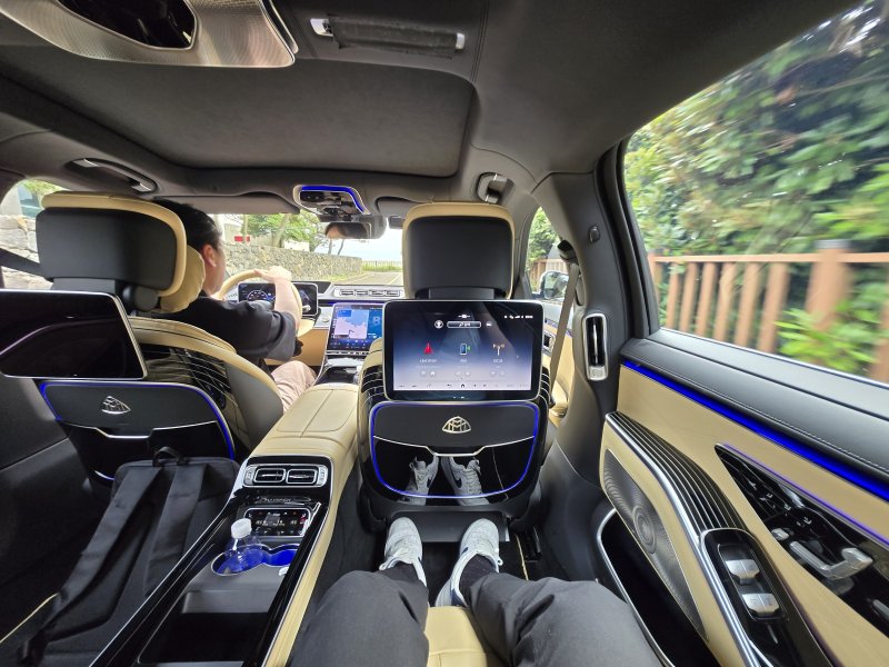 23일 제주에서 촬영한 메르세데스-벤츠 대형 세단 '마이바흐 S 680 4MATIC' 2열 실내 모습. 2025.06.23/뉴스1 김성식 기자