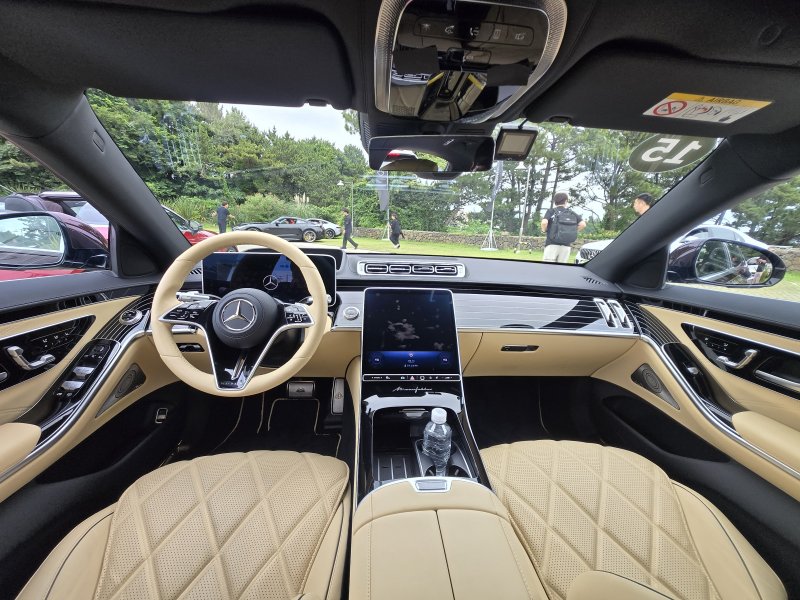 23일 제주에서 촬영한 메르세데스-벤츠 대형 세단 '마이바흐 S 680 4MATIC' 1열 실내 모습. 2025.06.23/뉴스1 김성식 기자