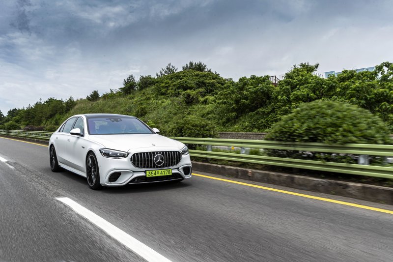 23일 메르세데스-벤츠 코리아가 개최한 '2025 벤츠 드림 라이드' 시승 행사에서 올해 하반기 출시될 메르세데스-AMG S 63 E 퍼포먼스가 주행하는 모습(메르세데스-벤츠 코리아 제공). 2025.06.23.