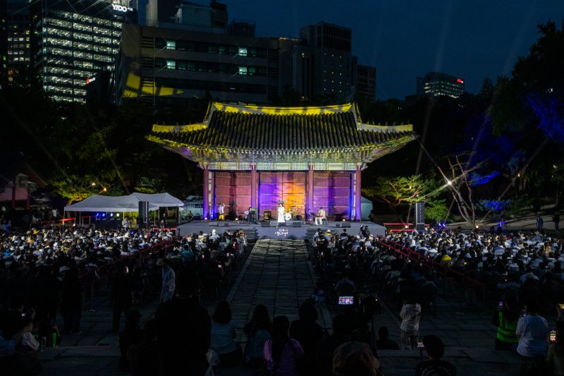 지난 5월 23일 '정동야행 2025' 참여객들이 서울 중구 덕수궁 돌담길을 오가고 있다. 서울 중구 제공